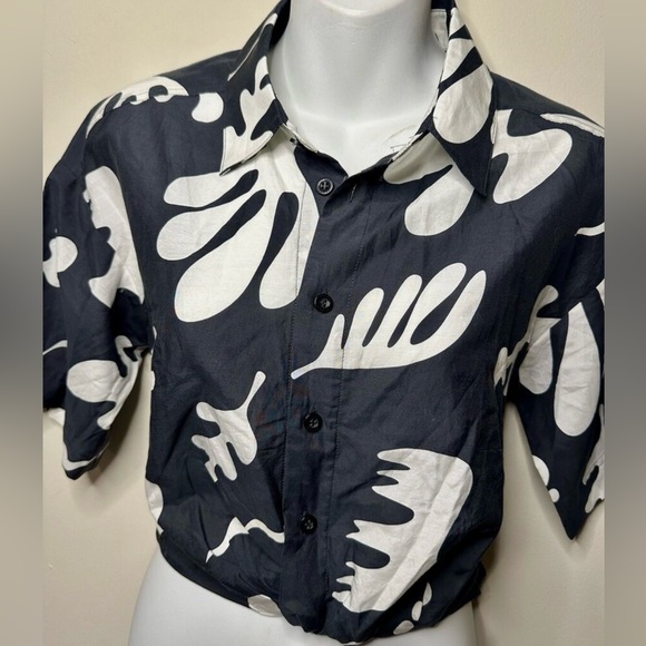 FRAME Black & White Silk Blend
Cropped Button-Up Retail $348 - Picture 2 of 2